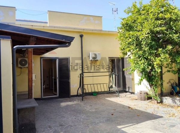 casa indipendente in vendita ad Aci Sant'Antonio