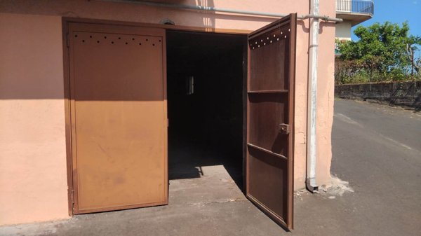 negozio in vendita ad Aci Sant'Antonio in zona Lavina