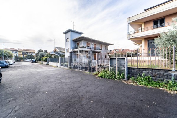 locale di sgombero in vendita ad Aci Sant'Antonio