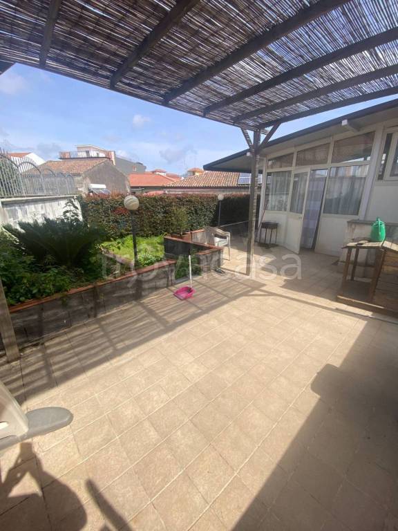 casa indipendente in vendita ad Aci Sant'Antonio in zona Lavina