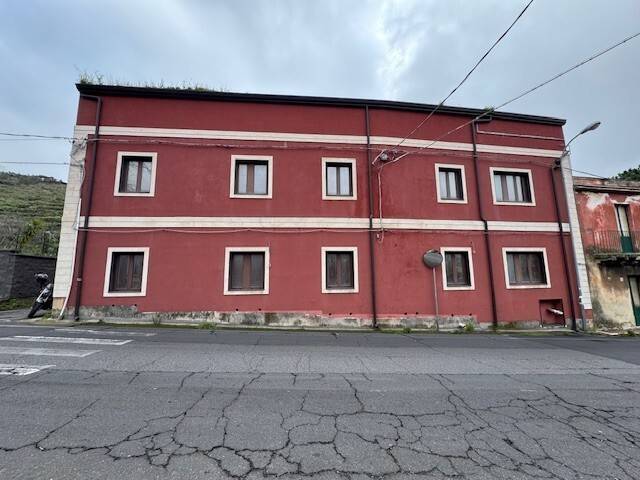 appartamento in vendita ad Aci Sant'Antonio in zona Lavinaio