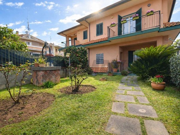 casa indipendente in vendita ad Aci Sant'Antonio