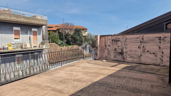 esavano in vendita ad Aci Sant'Antonio in zona Lavina