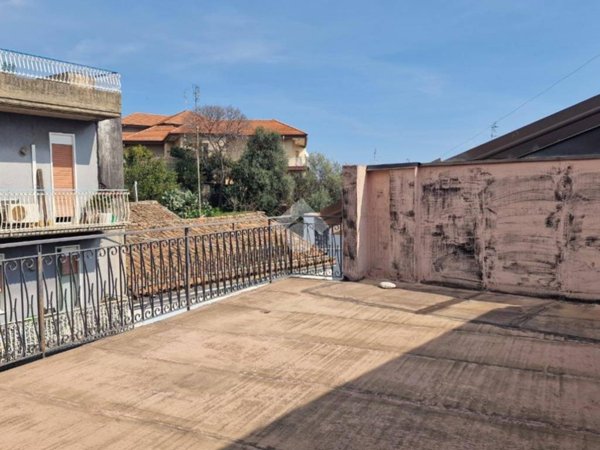 esavano in vendita ad Aci Sant'Antonio in zona Lavina