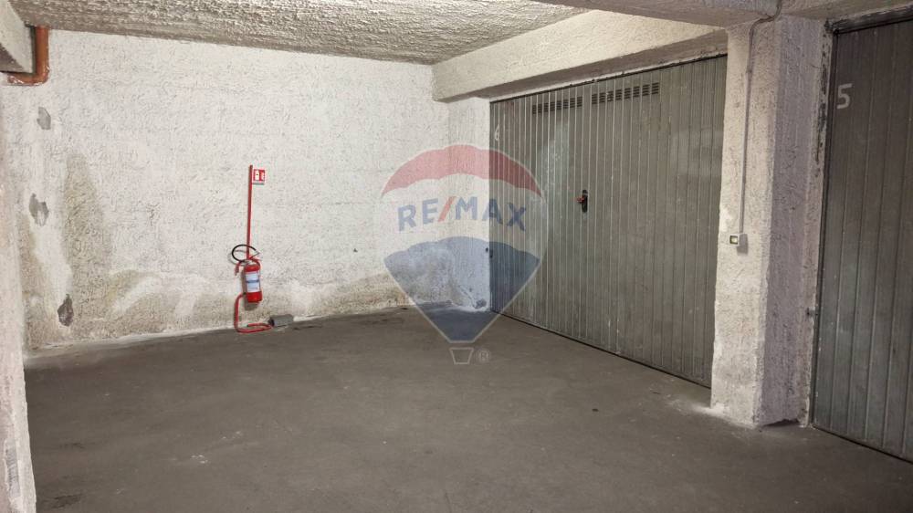 locale di sgombero in vendita ad Aci Sant'Antonio