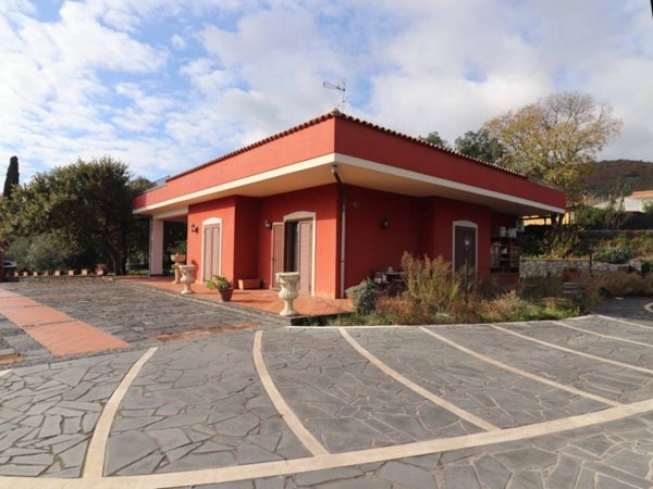 casa indipendente in vendita ad Aci Sant'Antonio