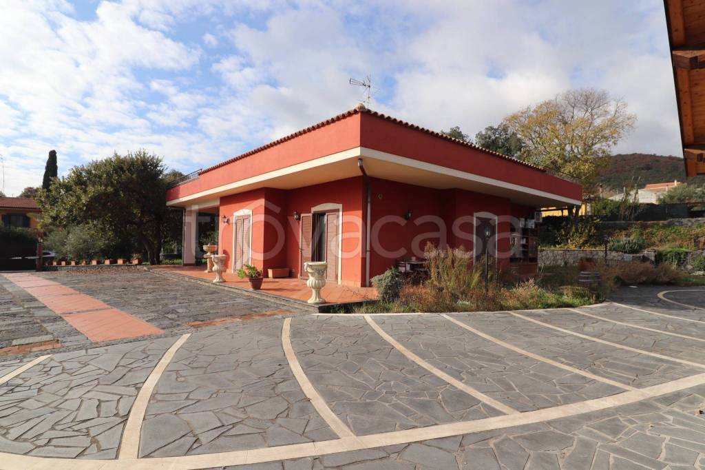 casa indipendente in vendita ad Aci Sant'Antonio