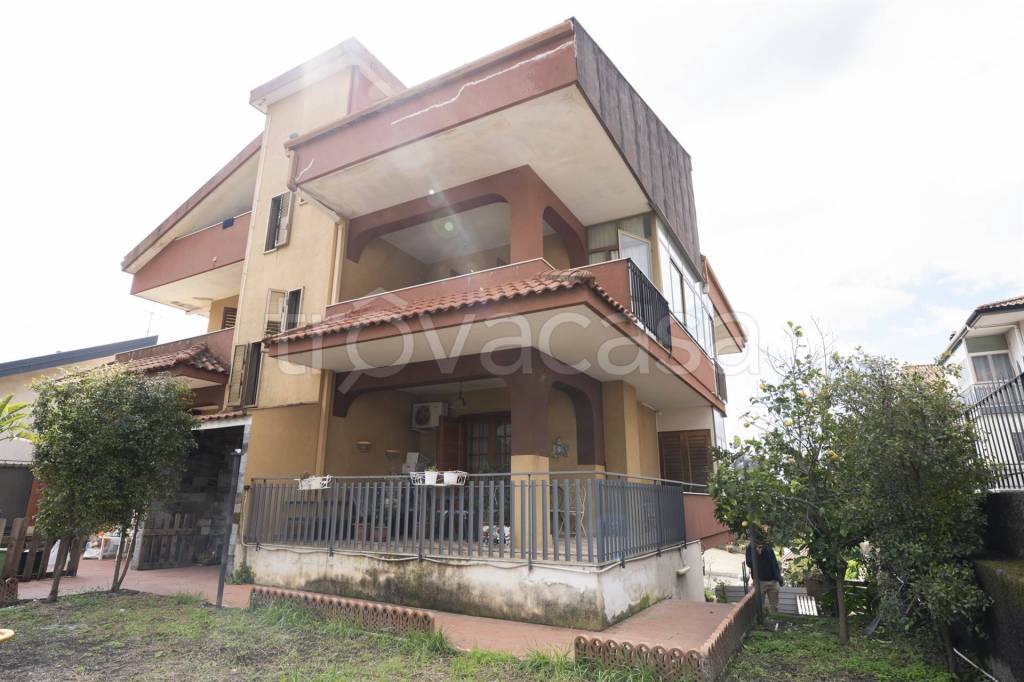 casa indipendente in vendita ad Aci Sant'Antonio
