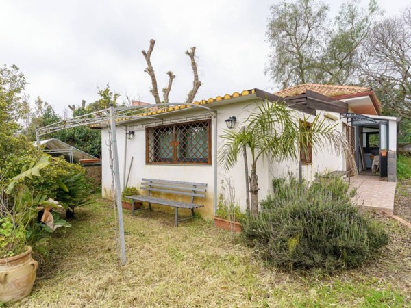 casa indipendente in vendita ad Aci Sant'Antonio