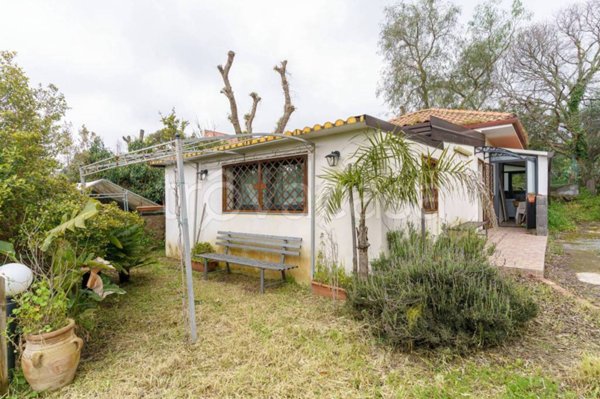 casa indipendente in vendita ad Aci Sant'Antonio in zona Lavinaio