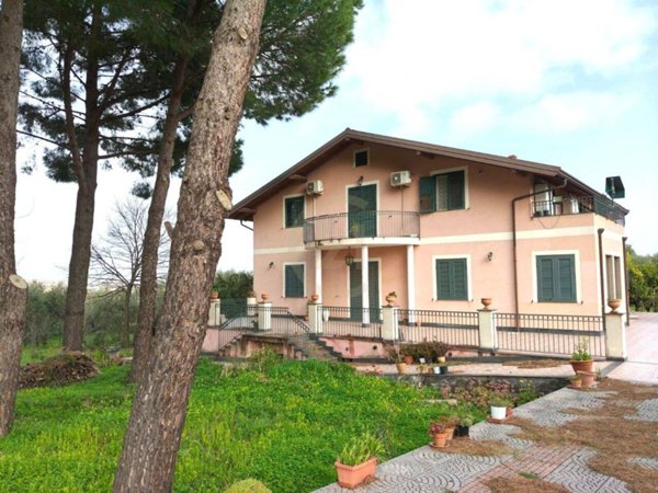 casa indipendente in vendita ad Aci Sant'Antonio in zona Lavina
