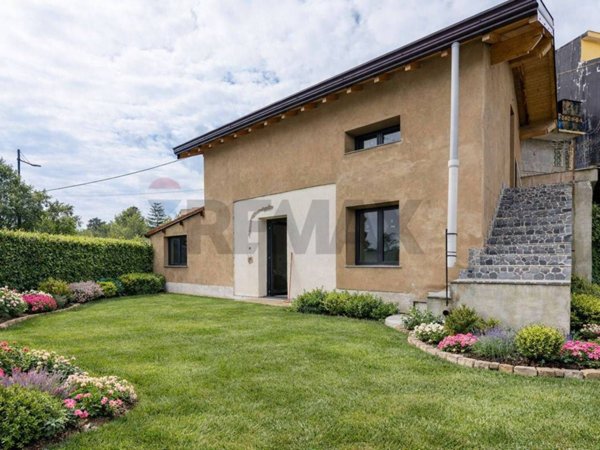 casa indipendente in vendita ad Aci Sant'Antonio