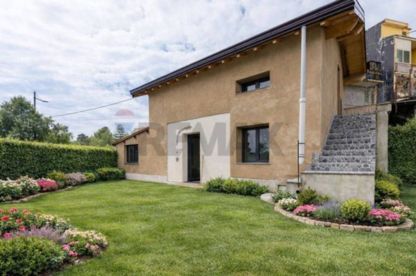 casa indipendente in vendita ad Aci Sant'Antonio in zona Lavina