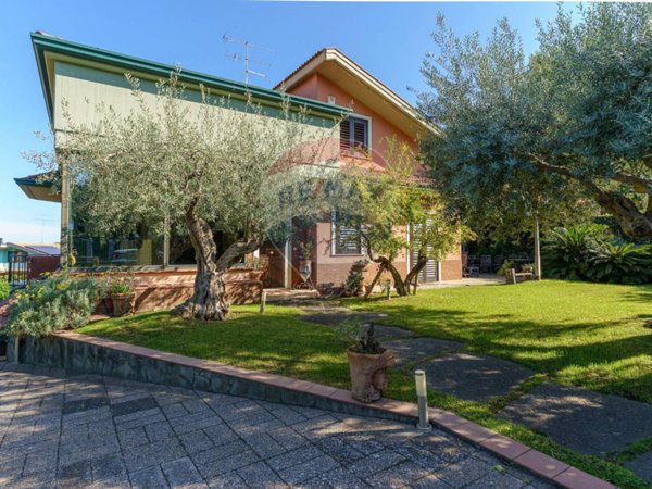 casa indipendente in vendita ad Aci Sant'Antonio