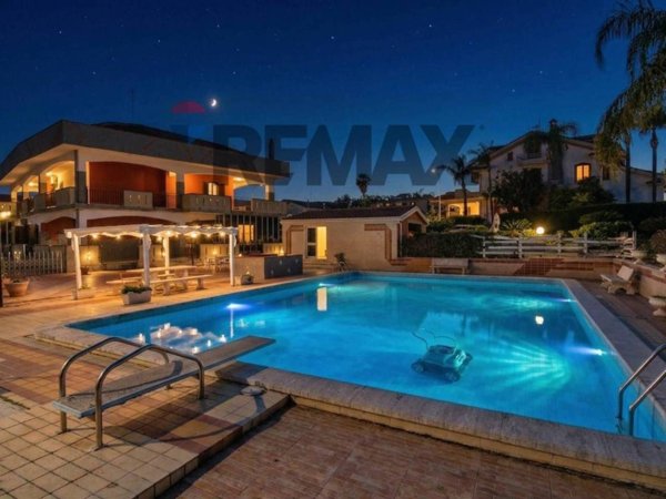 casa indipendente in vendita ad Aci Sant'Antonio