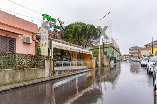 locale commerciale in vendita ad Aci Sant'Antonio