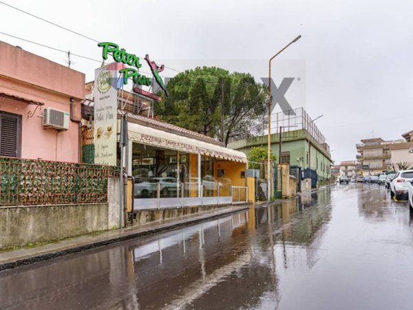 negozio in vendita ad Aci Sant'Antonio