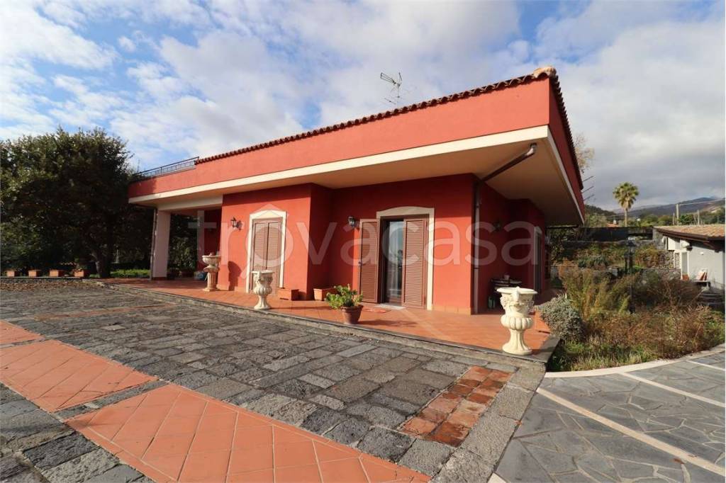 casa indipendente in vendita ad Aci Sant'Antonio