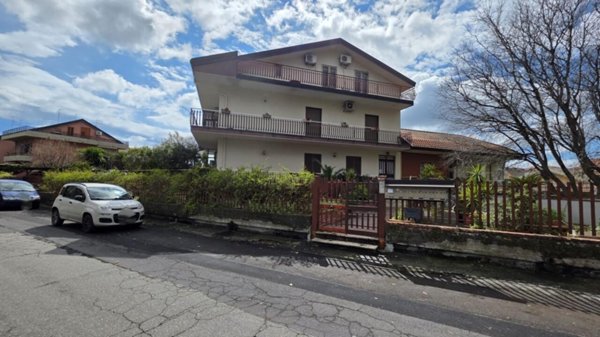 appartamento in vendita ad Aci Sant'Antonio in zona Lavina