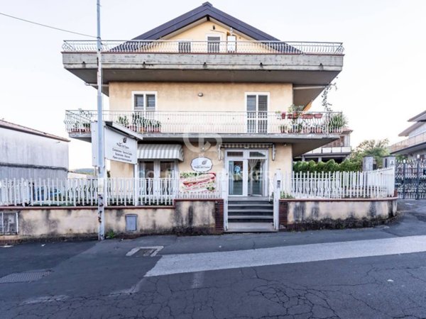 negozio in vendita ad Aci Sant'Antonio in zona Lavinaio