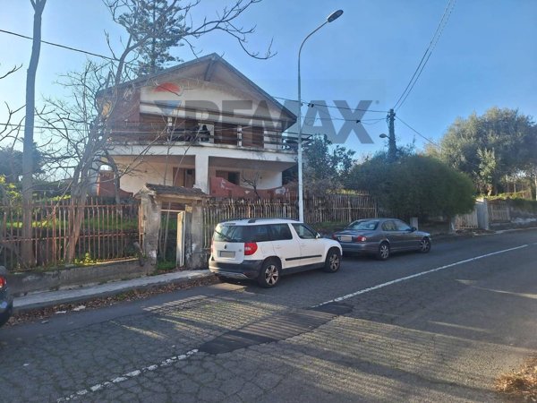 casa indipendente in vendita ad Aci Sant'Antonio