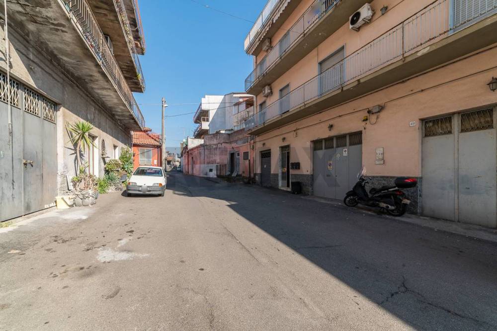 appartamento in vendita ad Aci Sant'Antonio in zona Lavina