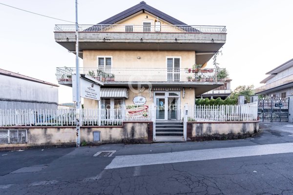 locale commerciale in vendita ad Aci Sant'Antonio in zona Lavinaio