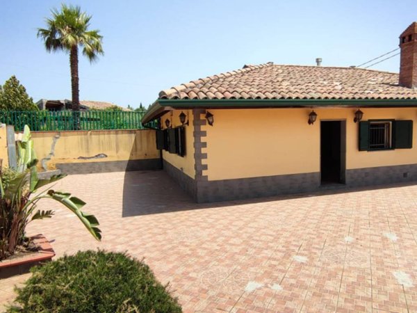 casa indipendente in vendita ad Aci Sant'Antonio in zona Lavinaio