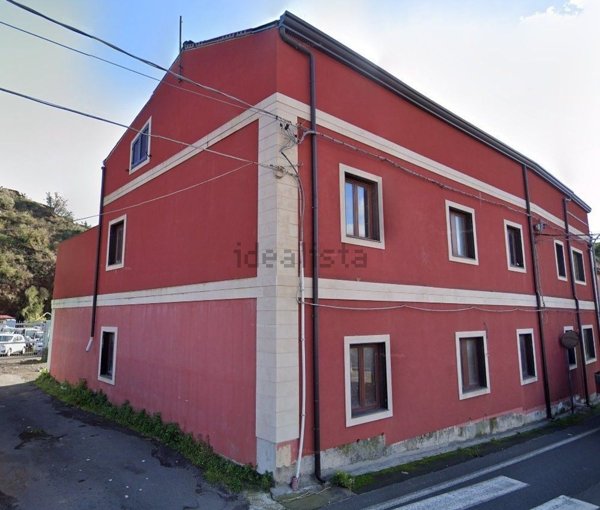 locale di sgombero in vendita ad Aci Sant'Antonio