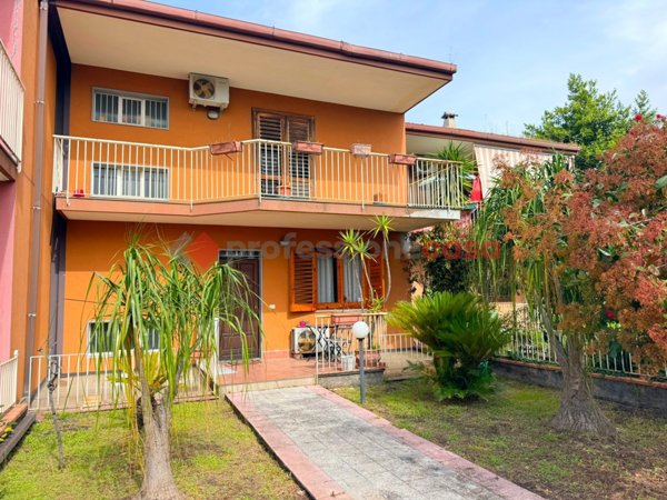 casa indipendente in vendita ad Aci Sant'Antonio