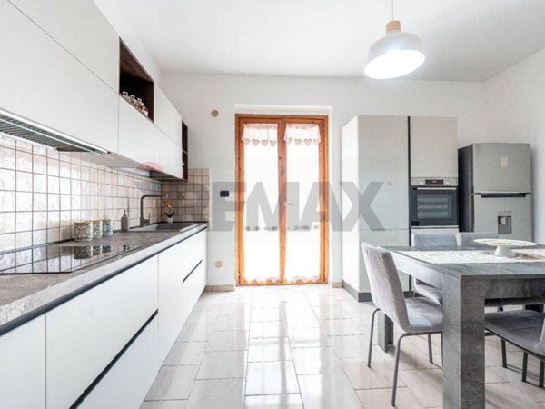 appartamento in vendita ad Aci Sant'Antonio in zona Lavina