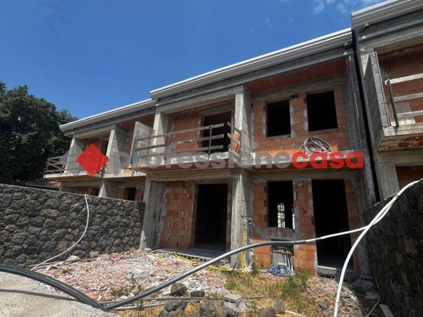 casa indipendente in vendita ad Aci Sant'Antonio in zona Lavina