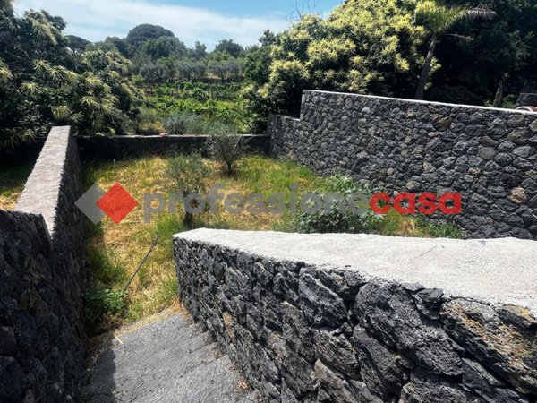 casa indipendente in vendita ad Aci Sant'Antonio in zona Lavina
