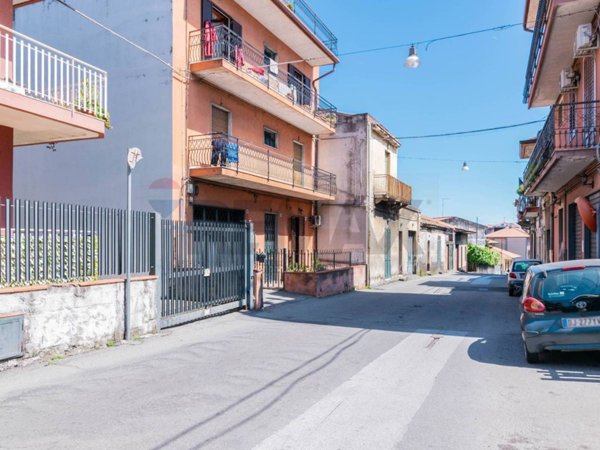 appartamento in vendita ad Aci Sant'Antonio in zona Lavina