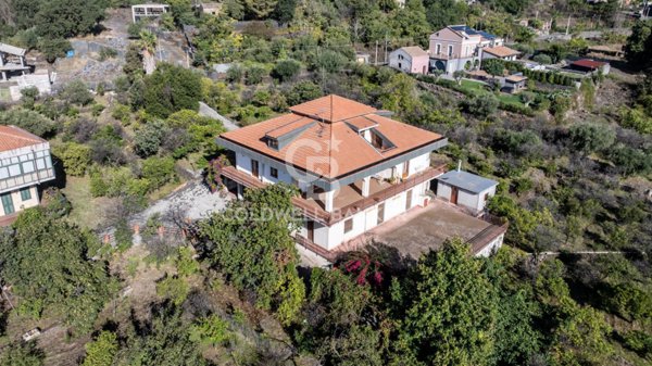 casa indipendente in vendita ad Aci Sant'Antonio in zona Lavina