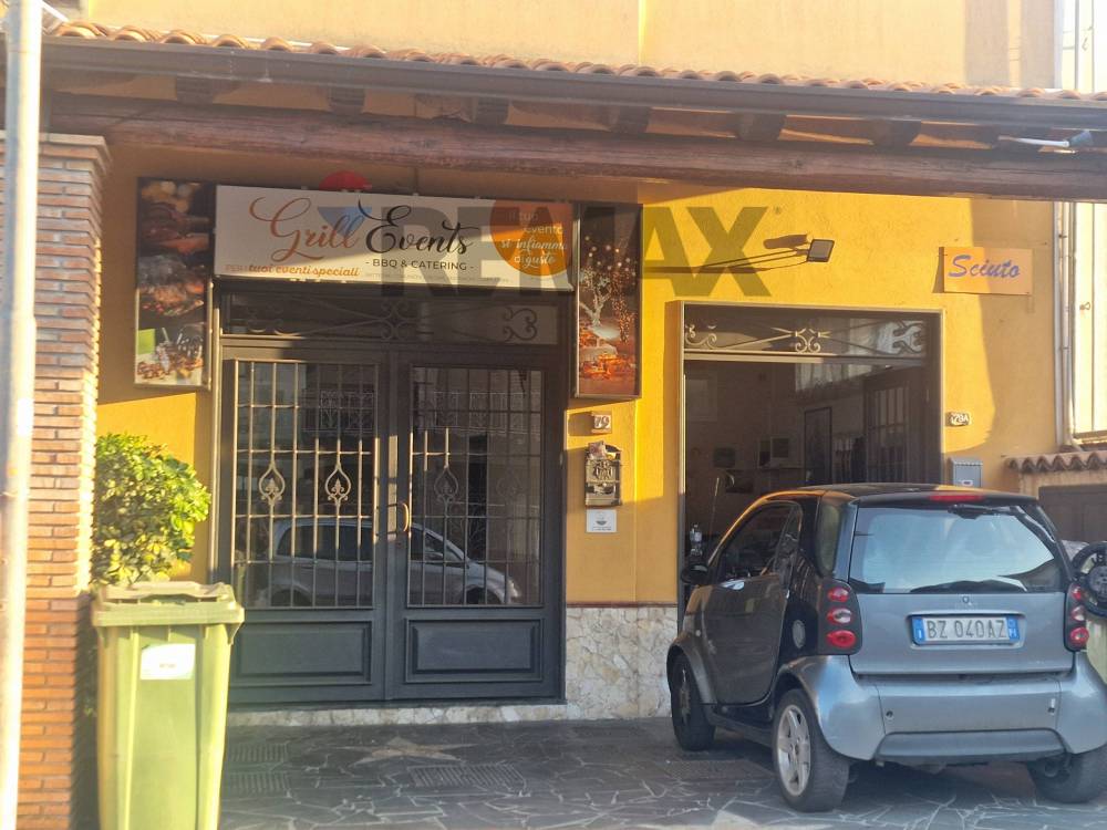 locale commerciale in vendita ad Aci Sant'Antonio