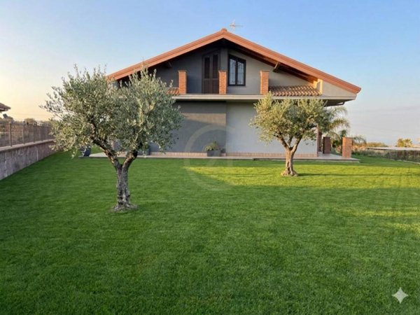 casa indipendente in vendita ad Aci Sant'Antonio in zona Lavinaio
