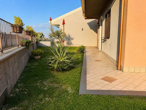 casa indipendente in vendita ad Aci Sant'Antonio in zona Lavinaio