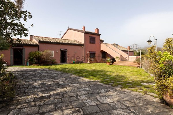 casa indipendente in vendita ad Aci Sant'Antonio in zona Lavina