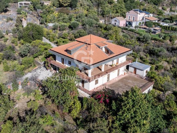 casa indipendente in vendita ad Aci Sant'Antonio in zona Lavina