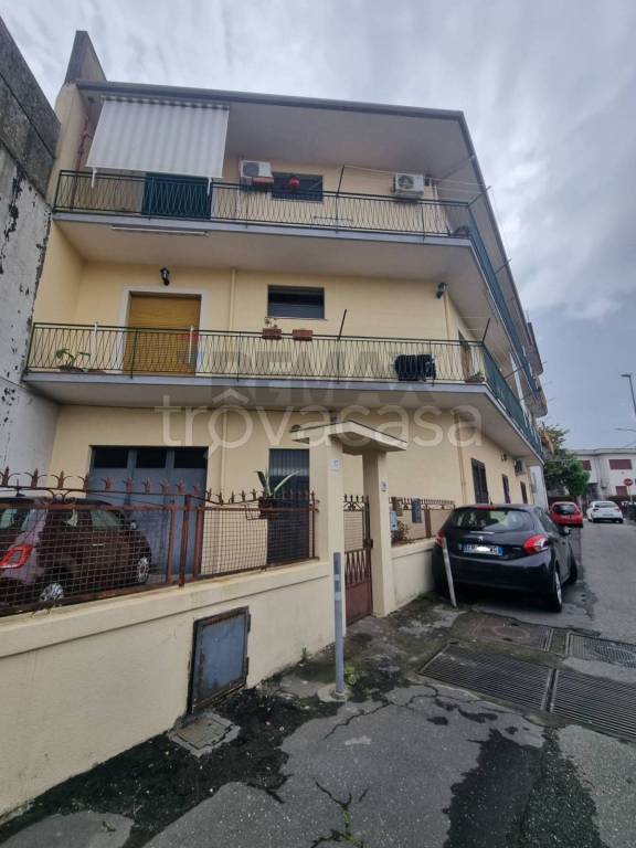 appartamento in vendita ad Aci Sant'Antonio in zona Lavina