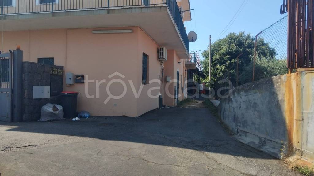 appartamento in vendita ad Aci Sant'Antonio in zona Lavinaio