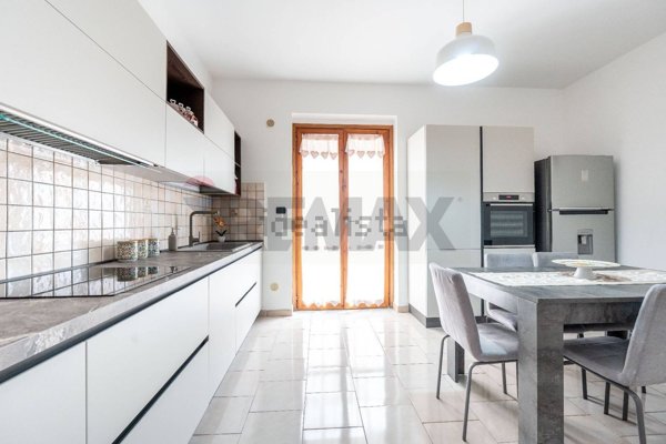 appartamento in vendita ad Aci Sant'Antonio in zona Lavina
