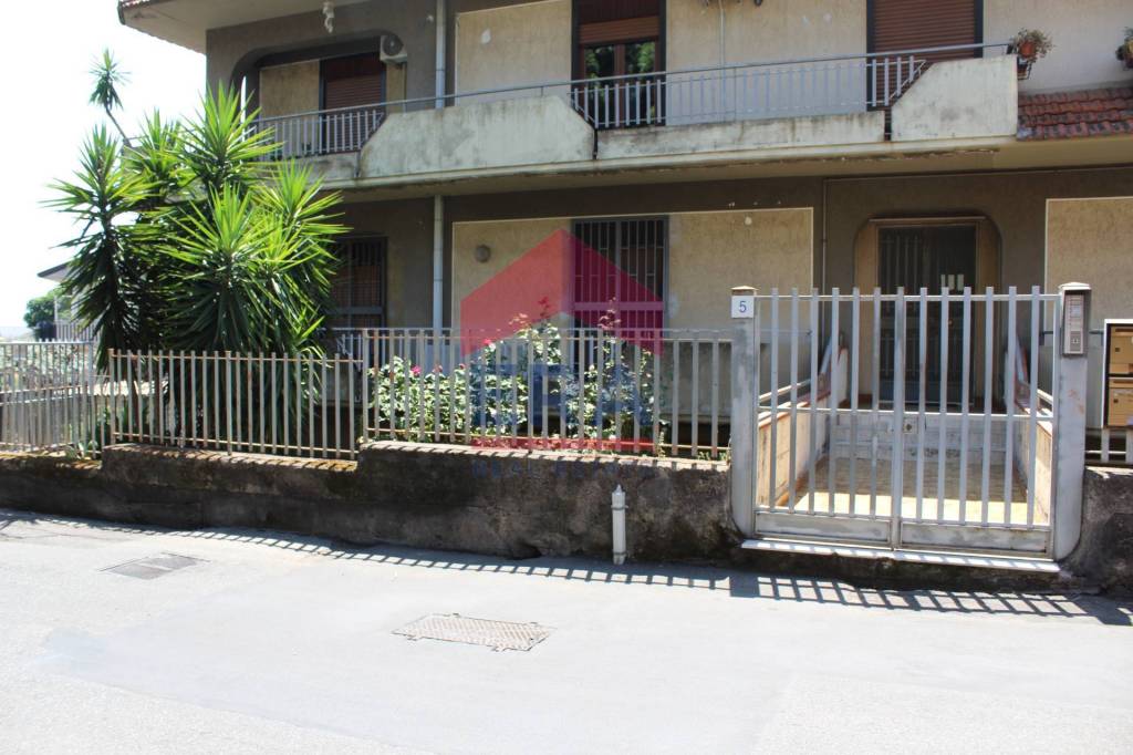 appartamento in vendita ad Aci Sant'Antonio in zona Lavina