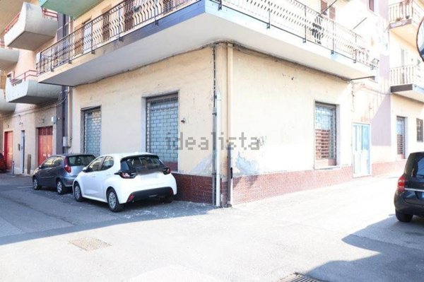 negozio in vendita ad Aci Sant'Antonio in zona Lavina