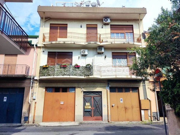 appartamento in vendita ad Aci Sant'Antonio in zona Lavina
