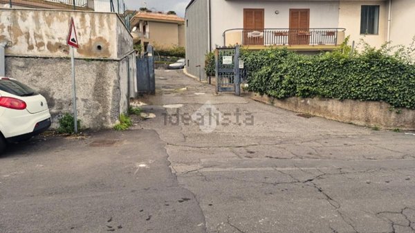 negozio in vendita ad Aci Sant'Antonio in zona Lavina