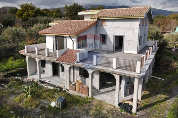 casa indipendente in vendita ad Aci Sant'Antonio