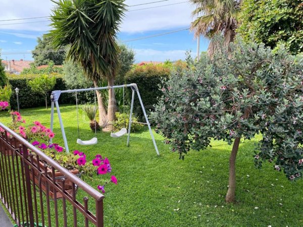 casa indipendente in vendita ad Aci Sant'Antonio in zona Lavinaio