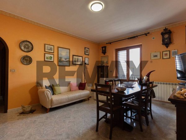 appartamento in vendita ad Aci Sant'Antonio in zona Lavina